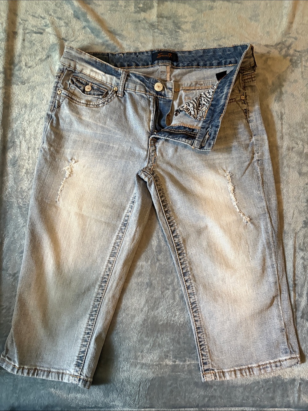 Seven7 Faded Light Blue Capri Jeans - Picture 5 of 8